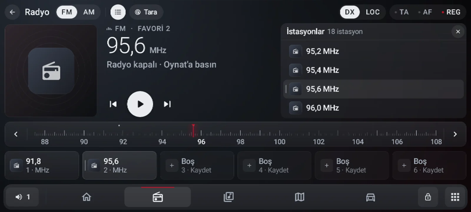 Radyo ekranı: tuşlar solda, bulunan istasyonlar sağda.