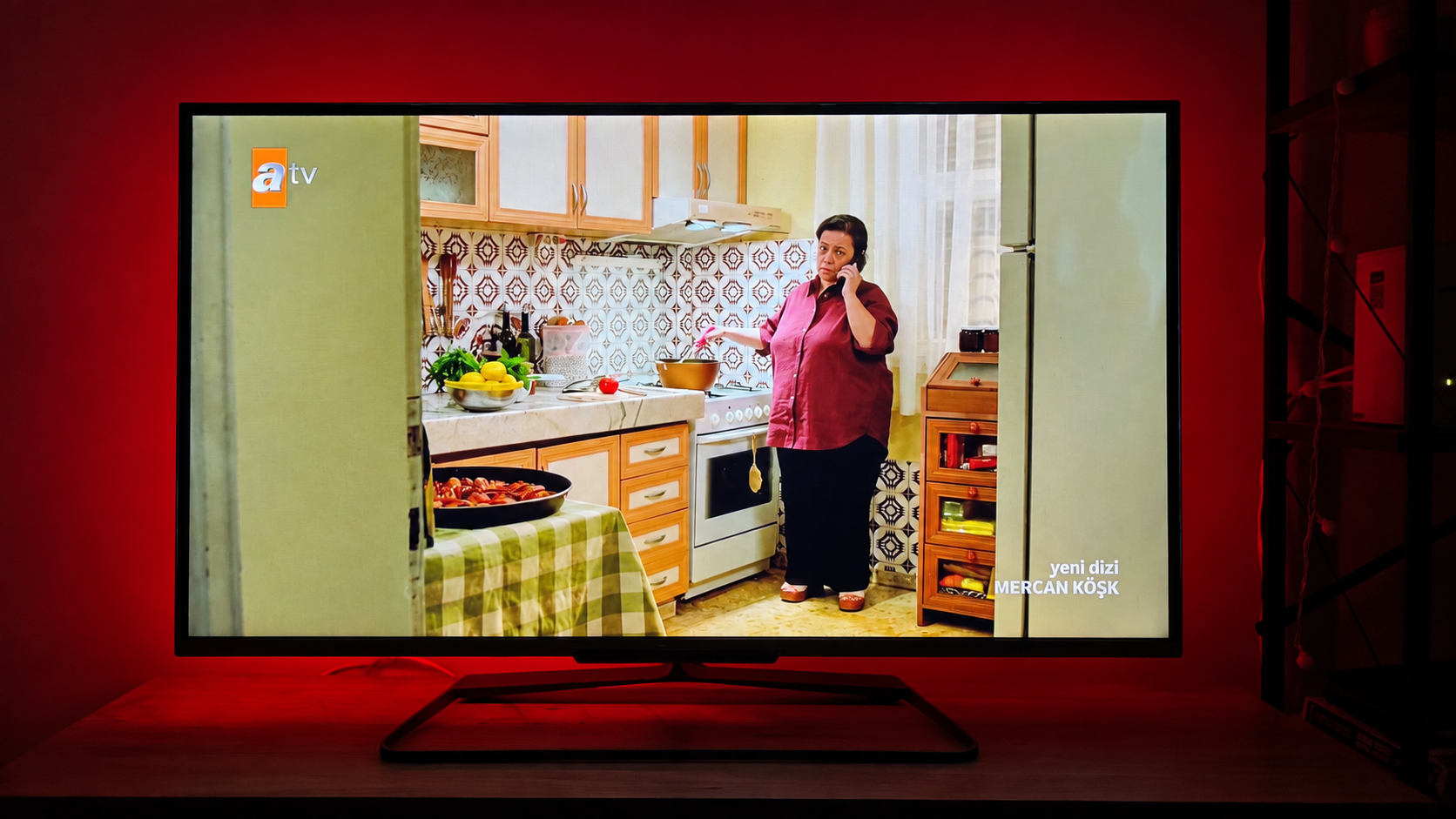 Philips 47PFL7008K/12 üzerinde çalışan canlı yayın ve arkaya vuran Ambilight aydınlatması