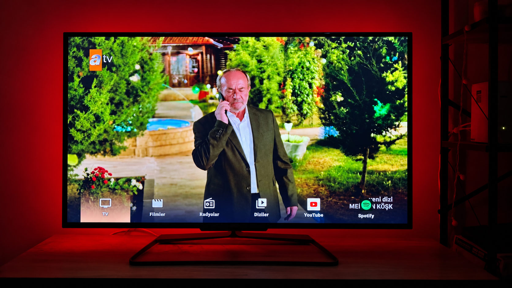 Canlı TV yayını üzerinde açılan kişisel ana ekran dock menüsü